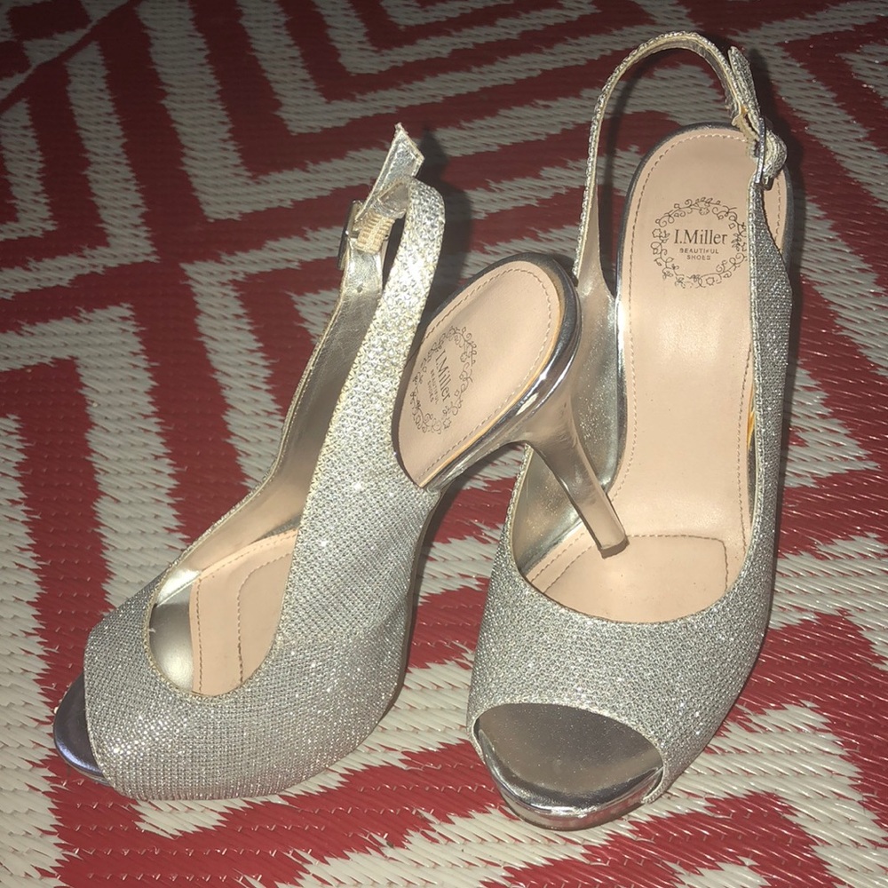 Silver sparkly prom heels!!!✨👠